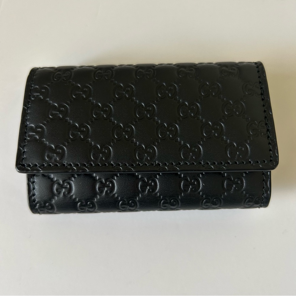 Gucci Black Microguccisima GG Logo Embossed Front  closure Leather 6 Key Holder